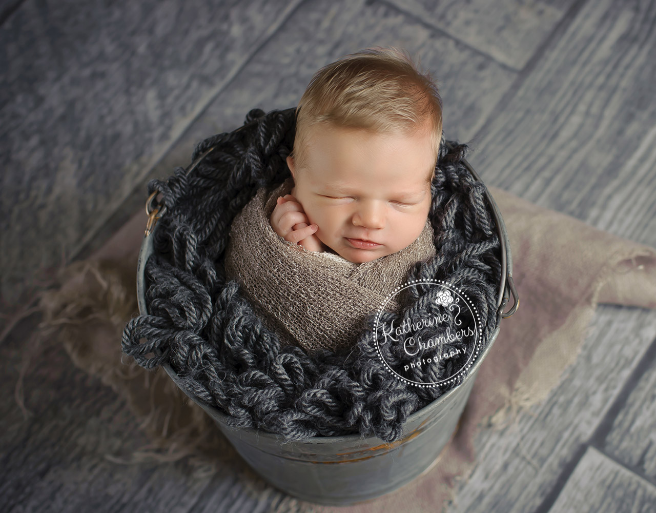Holiday Newborn Photos, Newborn Bucket, Cleveland Newborn Photographer